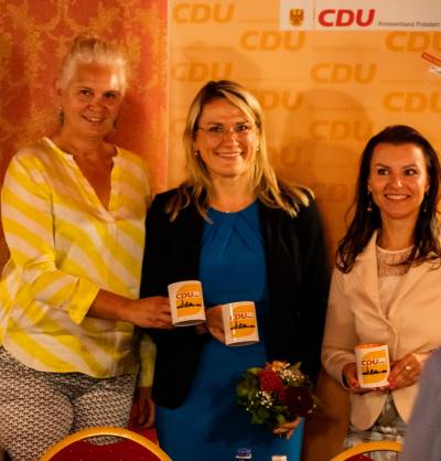 Saskia Ludwig, MdL zusammen mit Christina Stumpp, MdB, stv. Generalsekretrin (des.) und Jana Schimke, MdB. In der Hand halten sie unsere CDU Potsdam Tassen